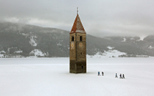 Torre Iglesia - ni la nieve impide que vayan a Misa