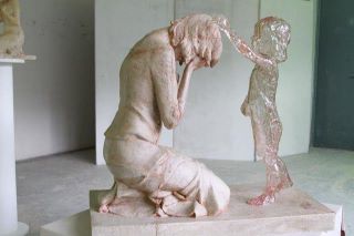mujer con niña no nacida