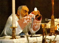 El Padre P�o celebrando la Santa Misa