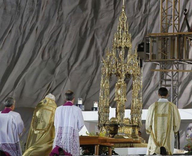 Benedicto XVI Adoración del Santísimo durante la Jornada Mundial de Juventud en Madrid