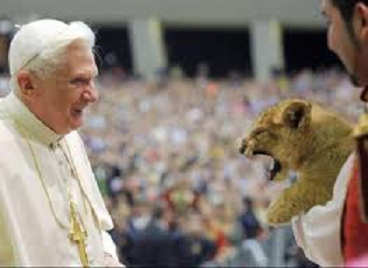 Benedicto XVI y un leoncito