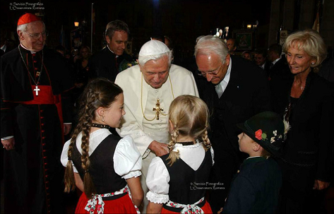 Benedicto XVI al ser recibido antes de su conferencia