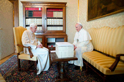Benedicto XVI y el Papa Francisco