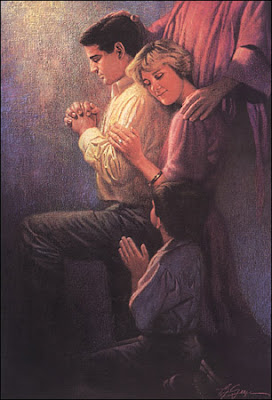 Orando juntos el esposo y la esposa