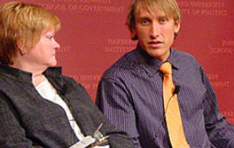Rechts: Michael Glatze bei einer Diskussion der 'John F. Kennedy School of Government'