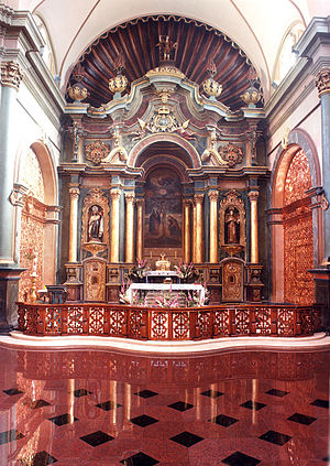Altar mayor y mural Señor de los Milagros de Nazarenas de Lima.