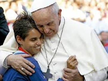 Papa Francisco abrazando a un joven