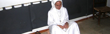 Silencio - monja rezando - religiosa en silencia