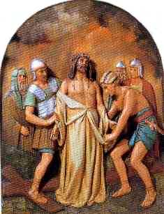 Estación 10: Jesús es despojado de sus vestidos