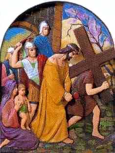 Estación 5: Simón de Cirene ayuda a Jesús cargando la cruz