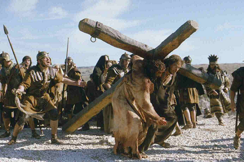 Cireneo le ayuda a Jesús a cargar la cruz