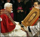 Benedicto XVI contemplando la Santa Faz de Manopello