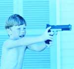 Su hijo lo amenaza de muerte con una pistola
