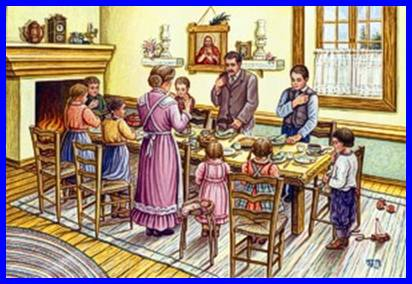 familia en oración bendiciendo la mesa