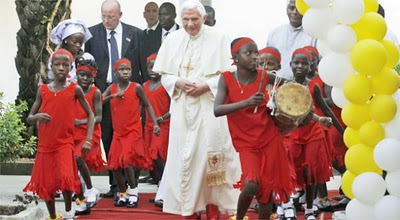 Benedicto XVI y los niños africanos de Benían