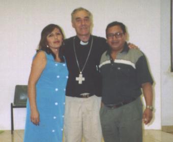 Patricia y César con el Obispo de Yurimaguas, Mons. José Luis Astigarraga