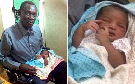 El esposo de Meriam Ibrahim y la niña recién nacida