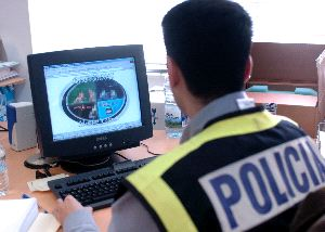Policía controlando Internet