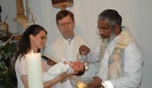 P. James bautizando un niño en Eslovencia