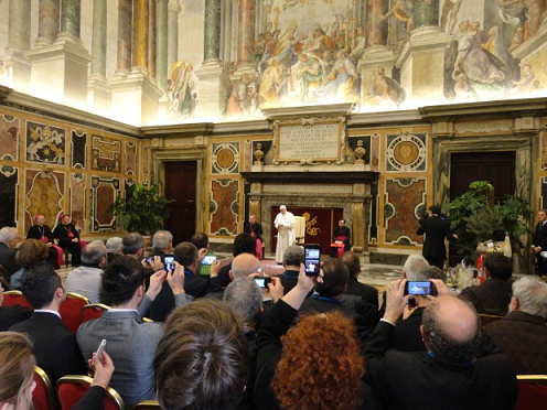 Papa Francisco y los miembros de la Asociación 'Corallo" Medios de Comunicación Masiva