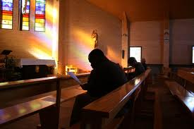 Orar con y por los sacerdotes