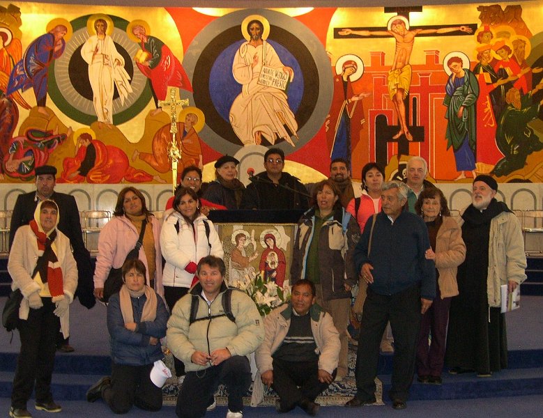 hnos en el salon.JPG - En el salón