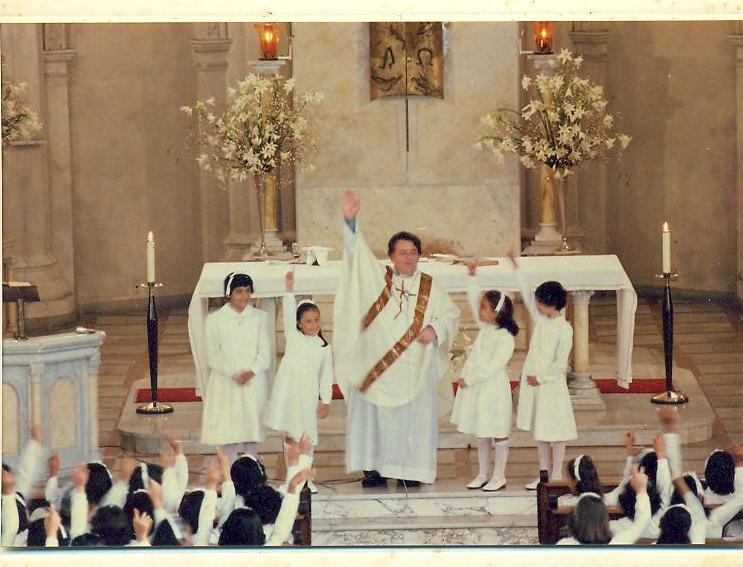 0051956votos13_5_80Sofianum1.JPG - 1980 Primera Comunión en el Colegio Sofianum: "Levanten la mano los que quieren ir al cielo".
