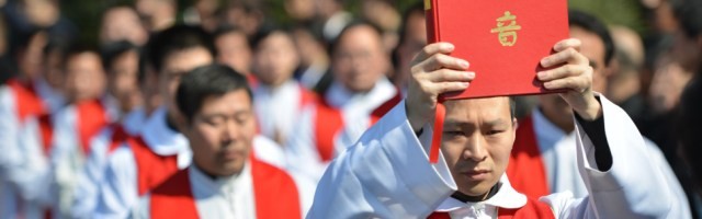 ¡Cruces fuera!: la policía destruye o mutila 64 centros católicos y protestantes en el sur de China