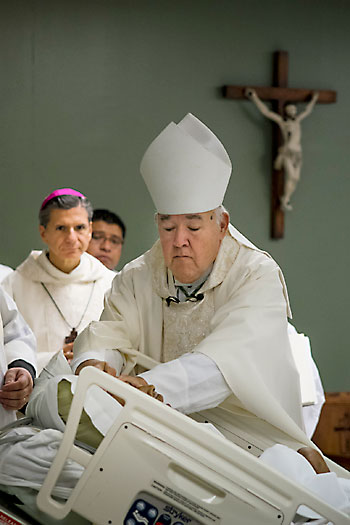 Ordenación sacerdotal en el lecho de muerta William Carmona