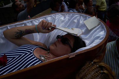 Pilar Domínguez en el ataud