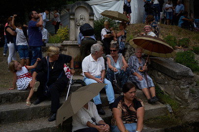 Personas esperando la procesión